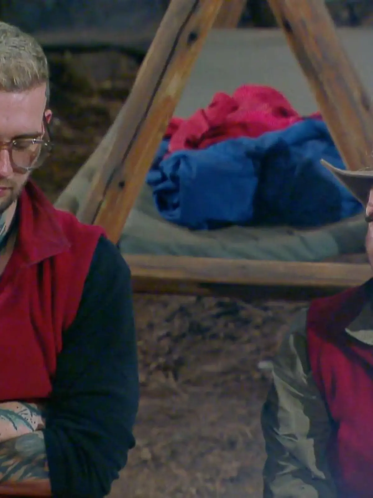Eric Stehfest und Georgina Fleur im Legenden-Dschungel am Lagerfeuer. 