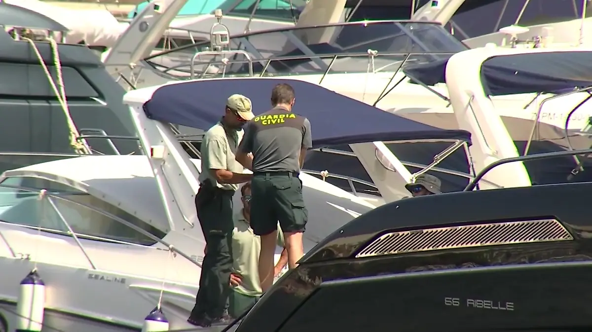 Im Hafen von Porto Cristo untersuchen Polizisten die Luxus-Yacht, die den Unfall verursacht haben soll.
