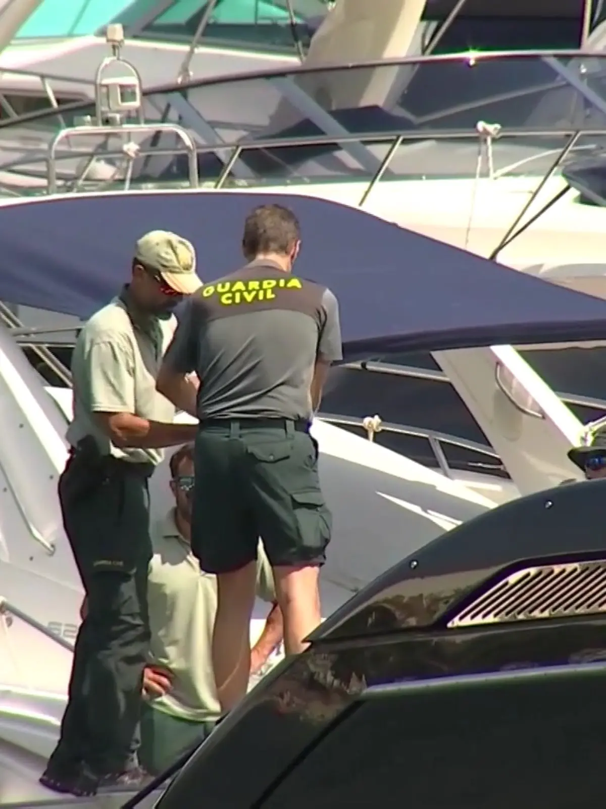 Im Hafen von Porto Cristo untersuchen Polizisten die Luxus-Yacht, die den Unfall verursacht haben soll.