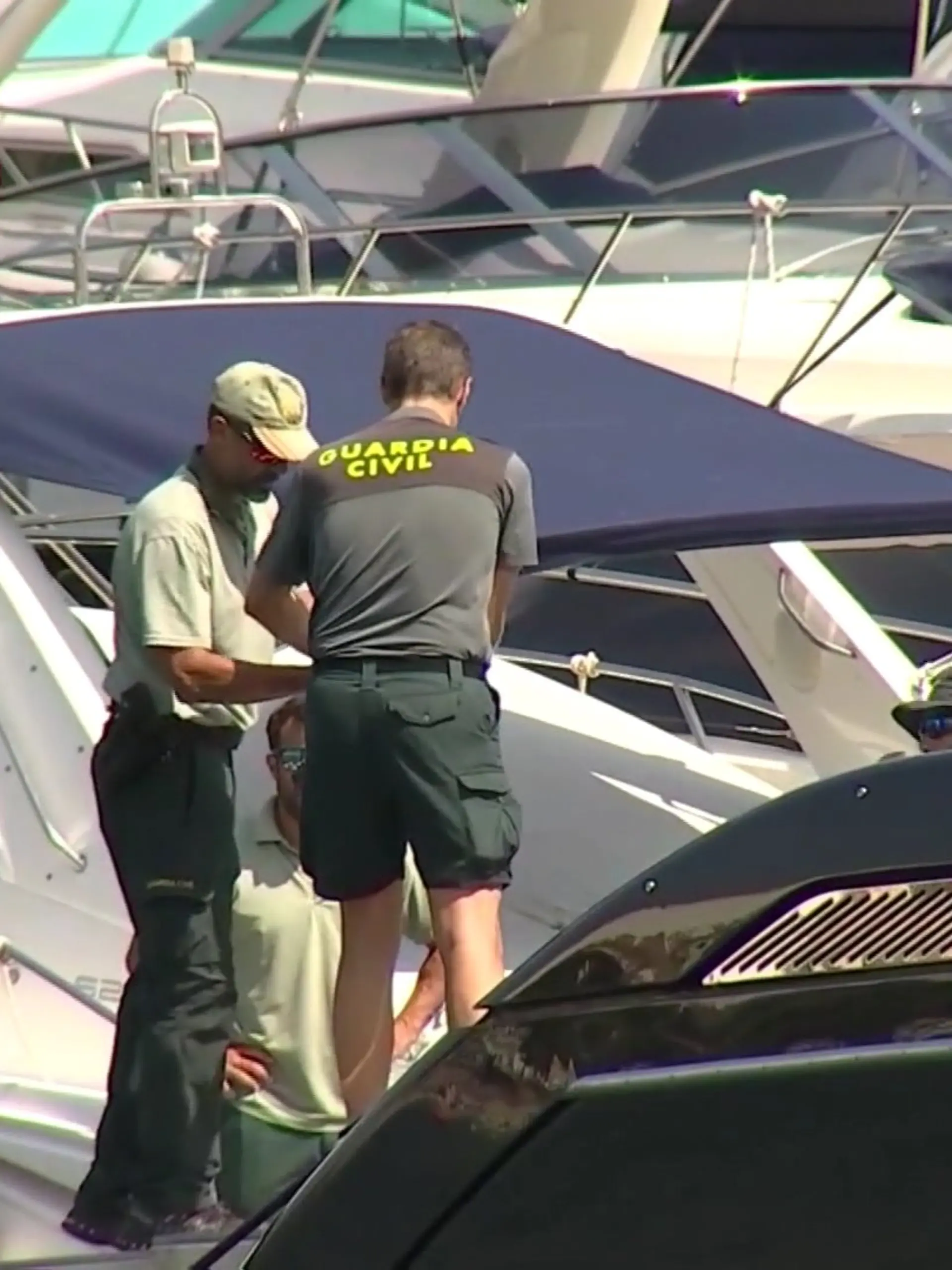 Im Hafen von Porto Cristo untersuchen Polizisten die Luxus-Yacht, die den Unfall verursacht haben soll.