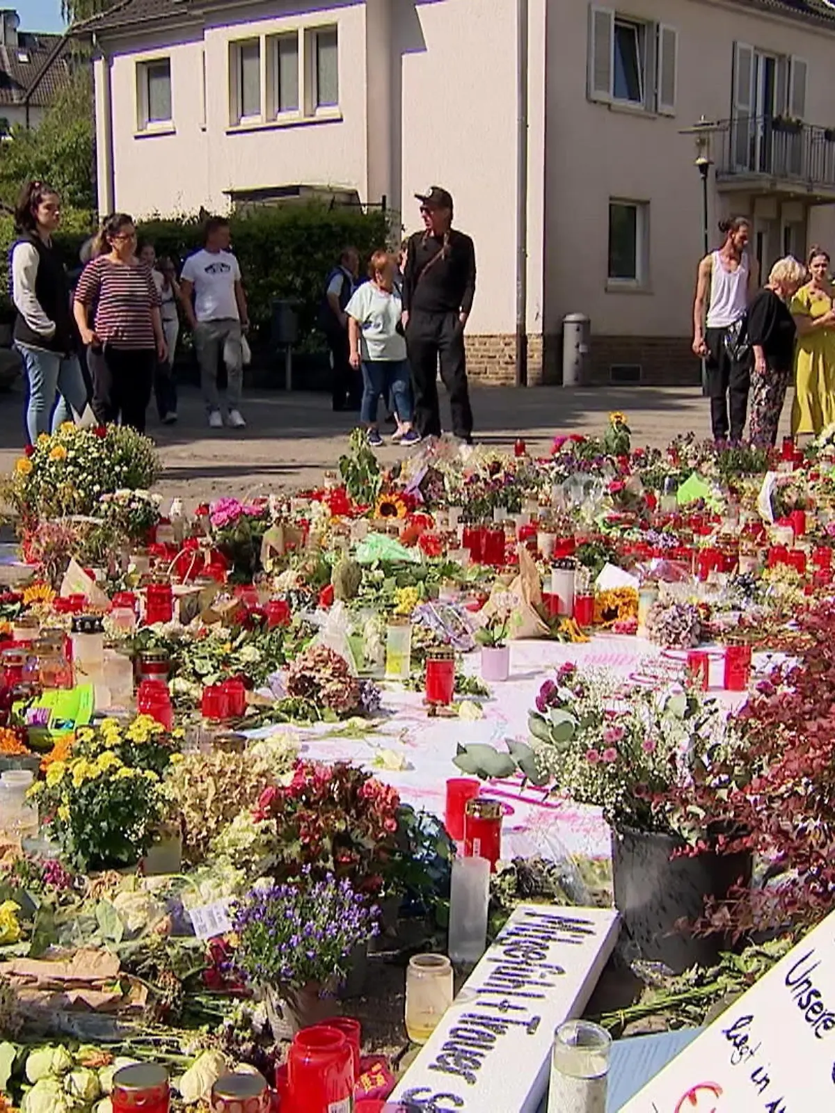 Bild zu: "Trauer und Aufarbeitung nach Terror"