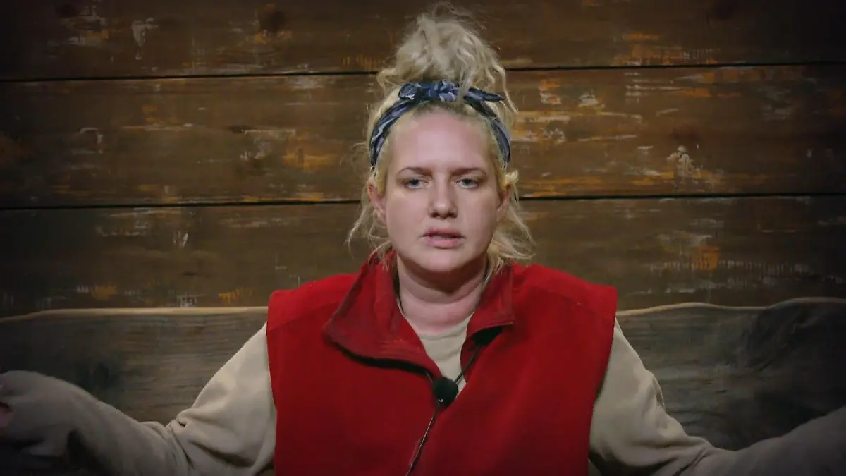 Sarah Knappik im Dschungel-Telefon. 