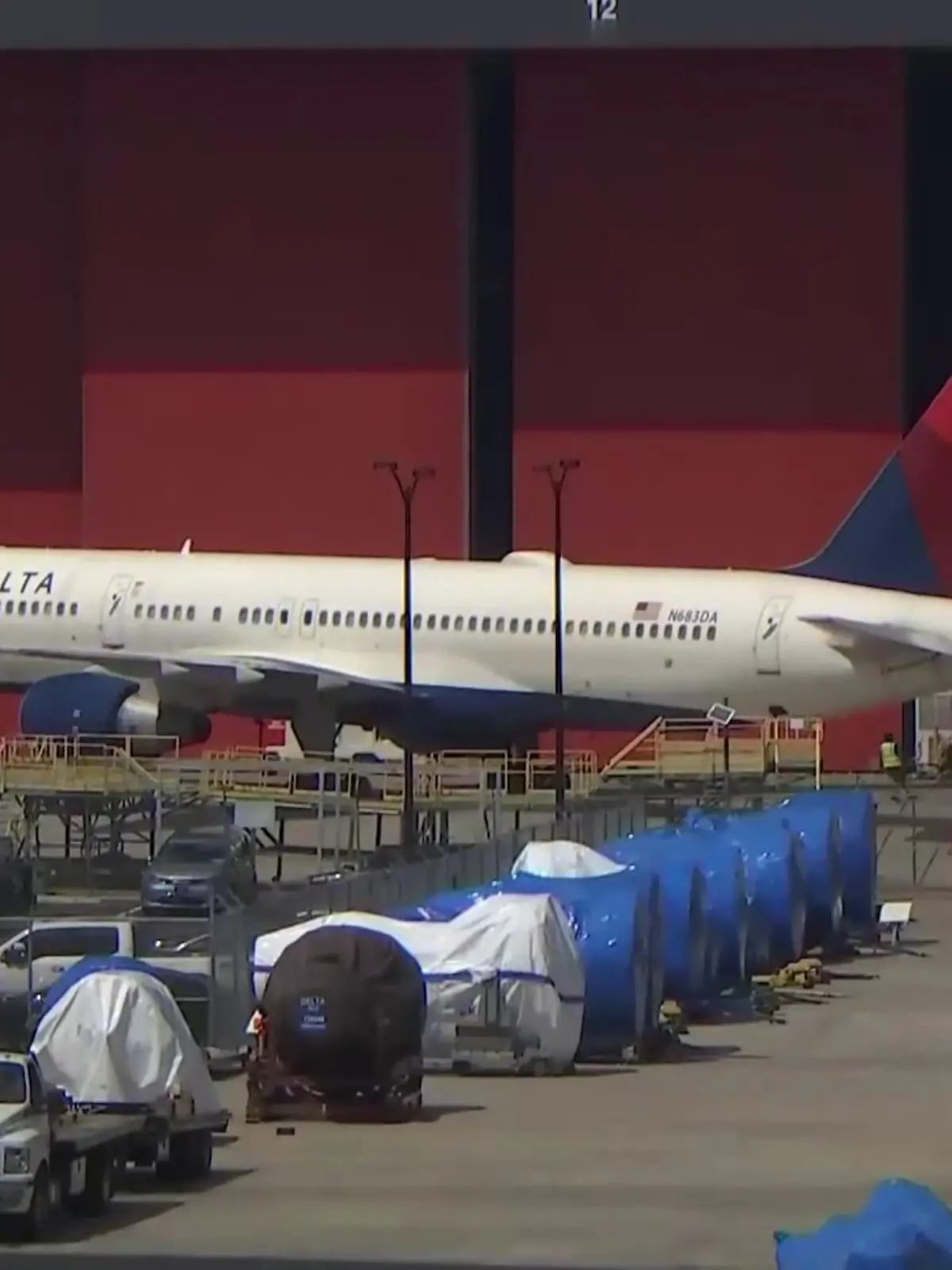 Am Flughafen in Atlanta explodiert ein Reife eines Delta-Flugzeugs.