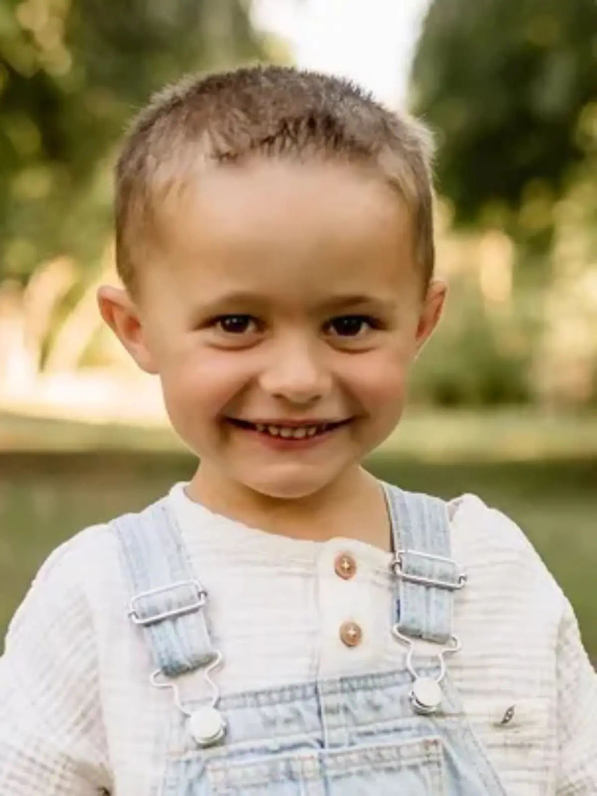 Aus Versehen erschießt sich der fünfjährige Brooks im Schlafzimmer seiner Eltern.