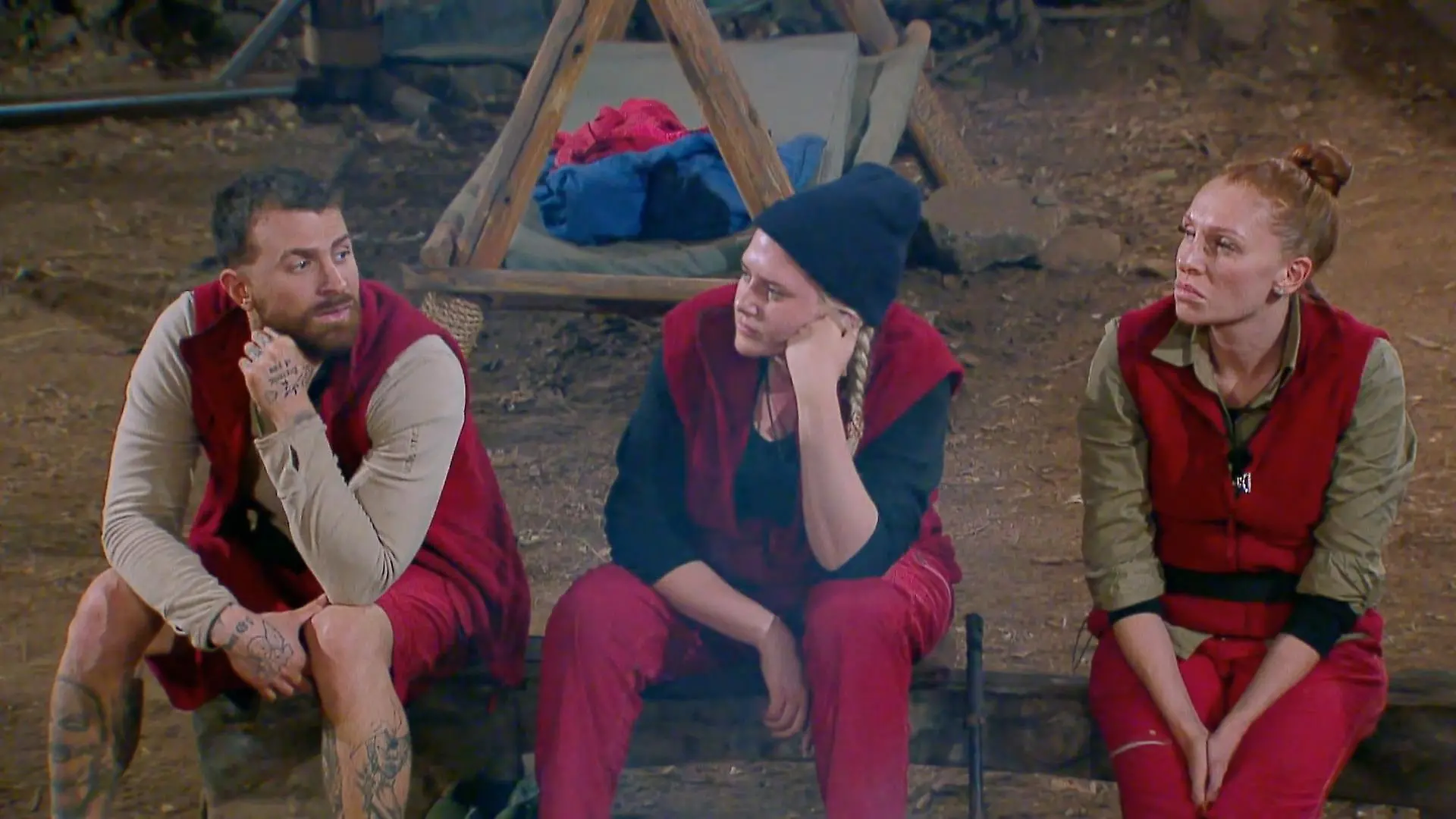Gigi Birofio, Sarah Knappik und Georgina Fleur am Lagerfeuer des Legenden-Dschungels.