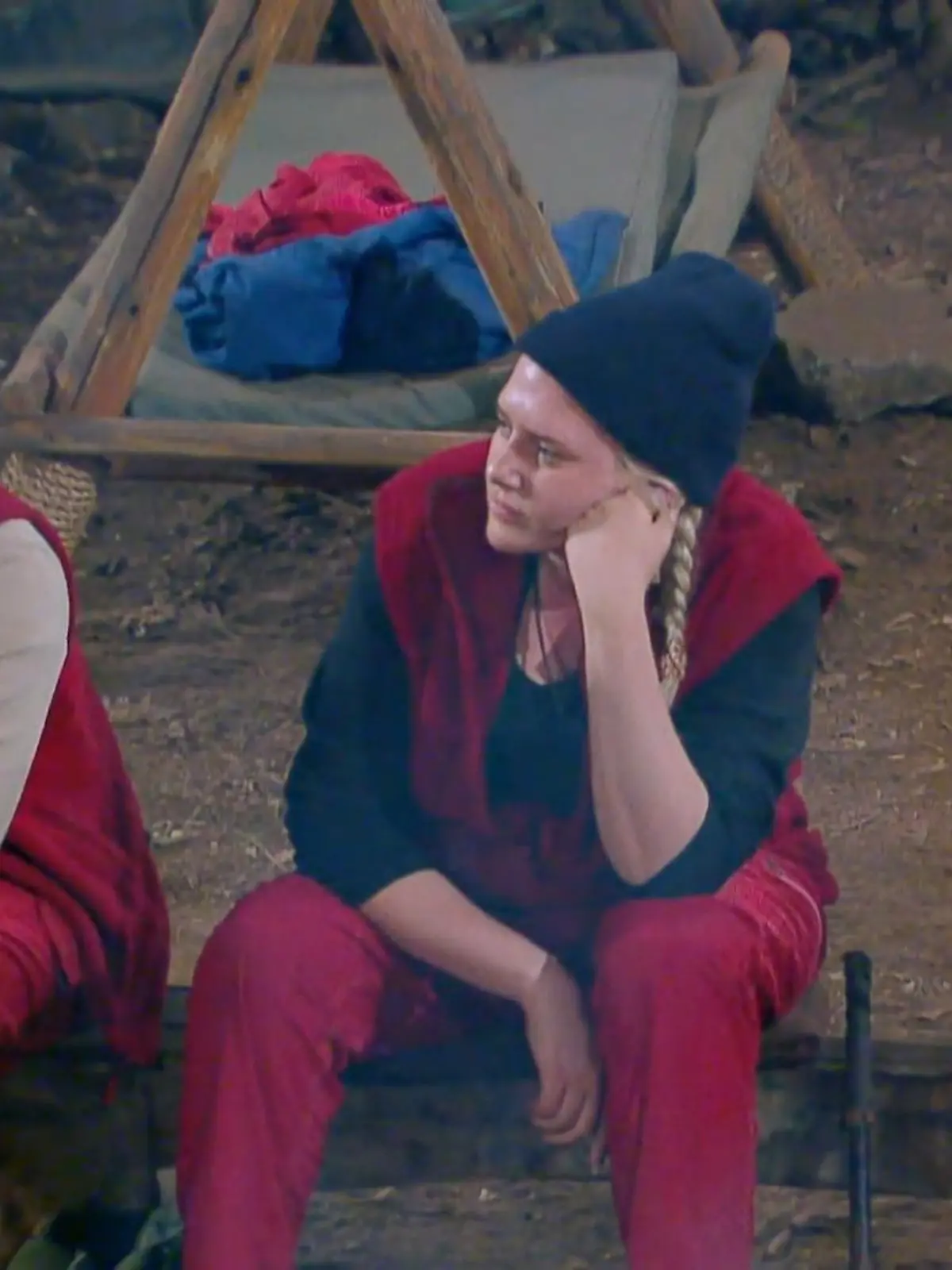 Gigi Birofio, Sarah Knappik und Georgina Fleur am Lagerfeuer des Legenden-Dschungels. 