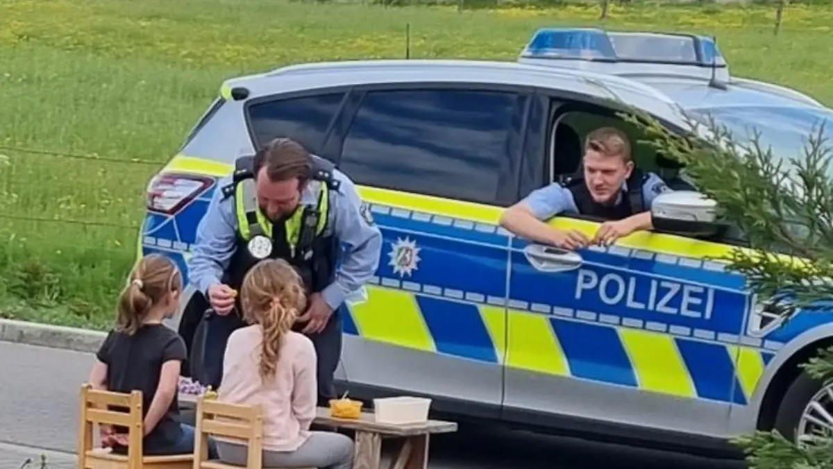 In Xanten kaufen Polizisten zwei Mädchen Blumen ab.