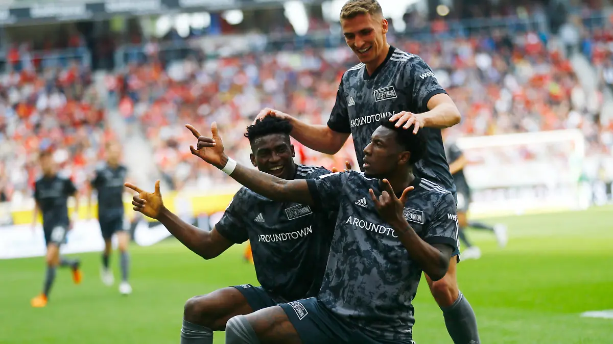 Soccer Football - Bundesliga - SC Freiburg v 1. FC Union Berlin - Europa Park Stadion, Freiburg, Germany - May 7, 2022 1. FC Union Berlin's Sheraldo Becker celebrates scoring their third goal with teammates REUTERS/Arnd Wiegmann DFL REGULATIONS PROHIBIT ANY USE OF PHOTOGRAPHS AS IMAGE SEQUENCES AND/OR QUASI-VIDEO.