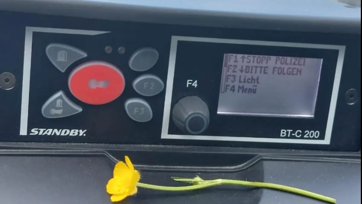 Zwei Polizisten kauften in Xanten zwei Mädchen Blumen ab.