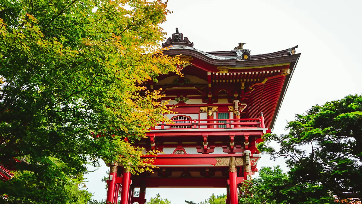 Der Österreicher und die Eiheimische werden in einem heiligen Schrein in der japanischen Stadt Kesennuma intim.