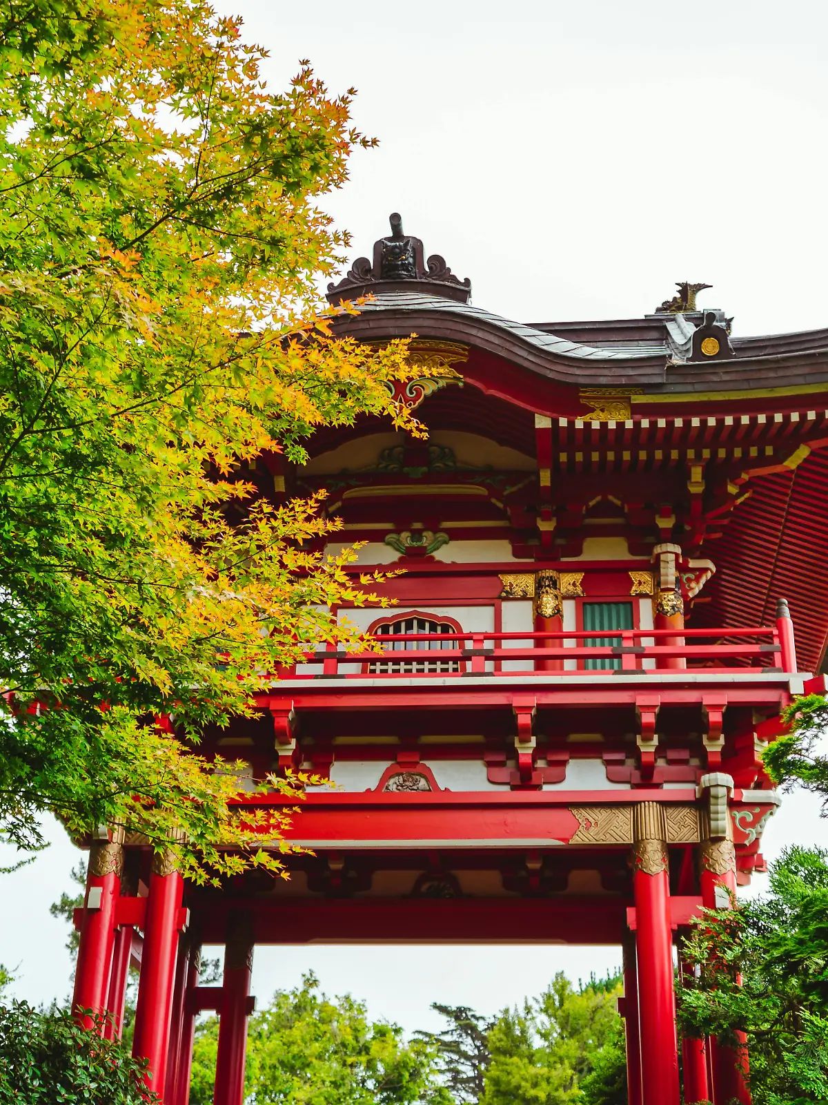 Der Österreicher und die Eiheimische werden in einem heiligen Schrein in der japanischen Stadt Kesennuma intim.