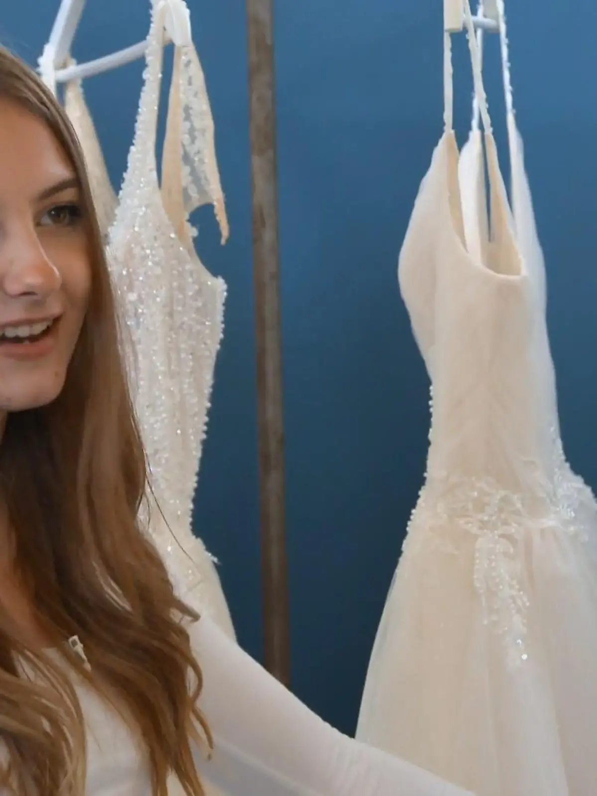 Bild zu: "Aljona schaut sich Manus Kleider an"