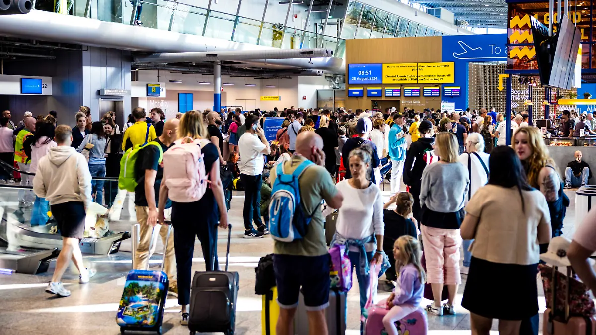 Die zahlreichen Reisenden am Flughafen Eindhoven müssen viel Geduld mitbringen.