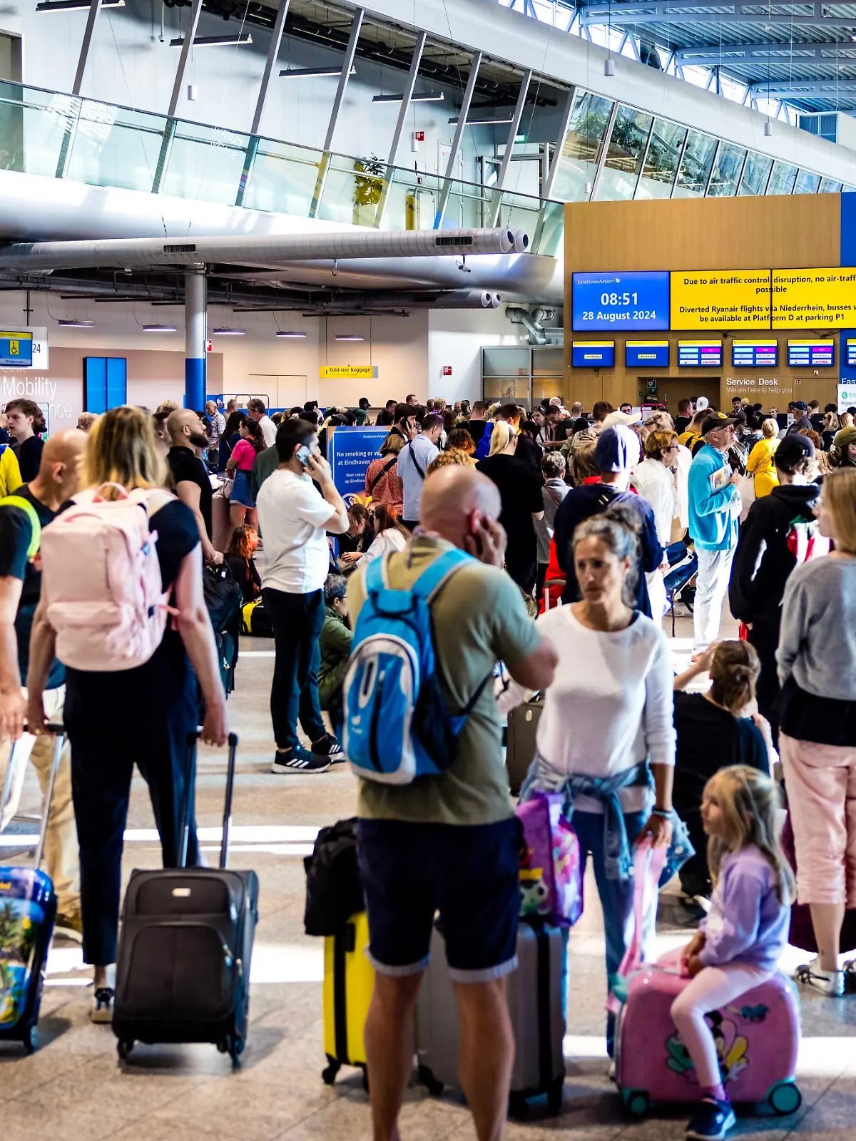 Die zahlreichen Reisenden am Flughafen Eindhoven müssen viel Geduld mitbringen. 
