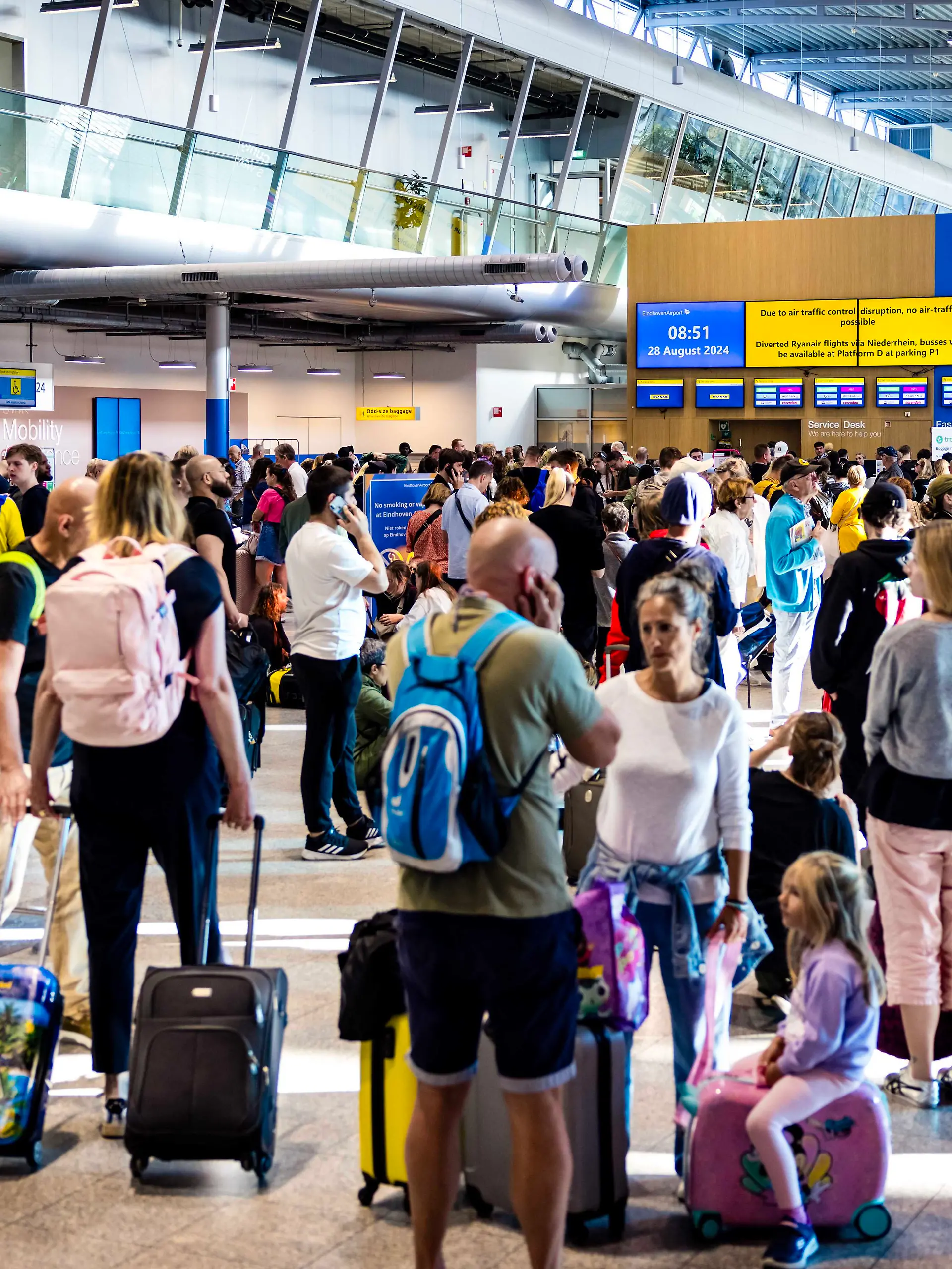 Die zahlreichen Reisenden am Flughafen Eindhoven müssen viel Geduld mitbringen. 