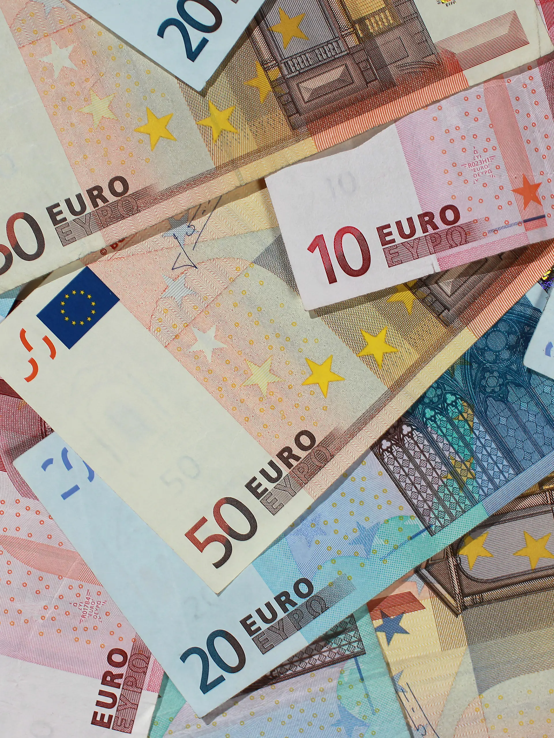 ARCHIV - Banknoten von 50, 20 und 10 Euro, liegen am 29.09.2010 in Magdeburg. Foto: Jens Wolf/dpa (zu dpa "Mehr Geld im Geldbeutel: Löhne steigen kräftiger als Inflation") +++(c) dpa - Bildfunk+++