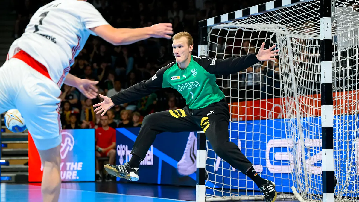 Berlin, 02. Juli 2023: Handball U21, U 21 WM - Finale - Deutschland - Ungarn v.li. Zoran Ilic Ungarn, Torhueter David Späth / Spaeth Deutschland / Rhein-Neckar Loewen Berlin Max-Schmeling-Halle Berlin Deutschland *** Berlin, 02 July 2023 Handball U21 World Cup Final Germany Hungary v li Zoran Ilic Hungary , Goalkeeper David Späth Spaeth Germany Rhein Neckar Loewen Berlin Max Schmeling Halle Berlin Germany