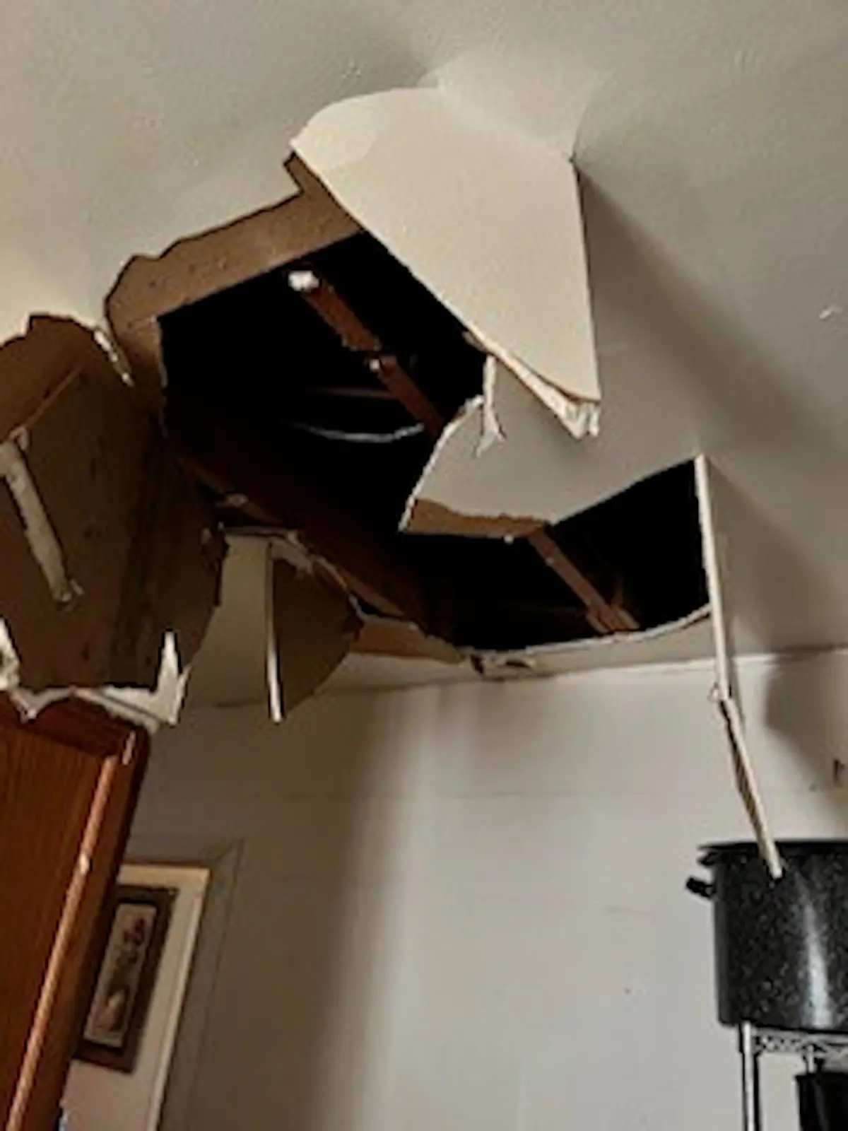 Bei einer Hausdurchsuchung kracht der Gesuchte plötzlich durch die Decke.