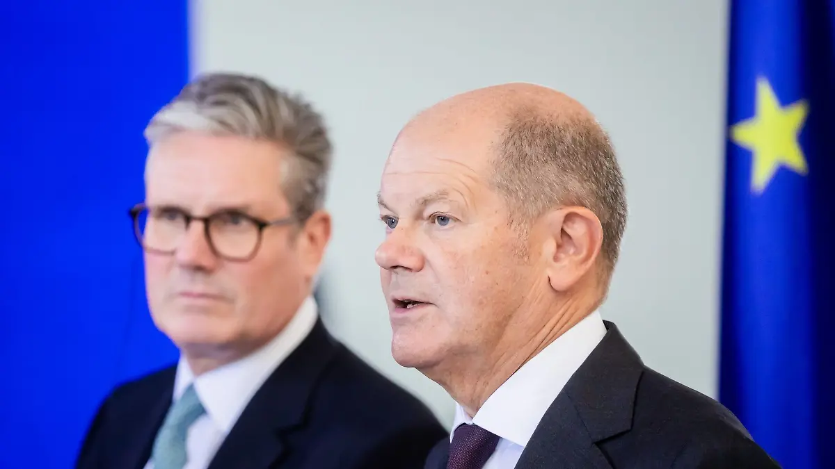Nach dem Anschlag von Solingen will Bundeskanzler Olaf Scholz (rechts) Gespräche mit der Opposition führen - das kündigte er nach einem Gespräch mit dem Premier von Großbritannien (links) an.