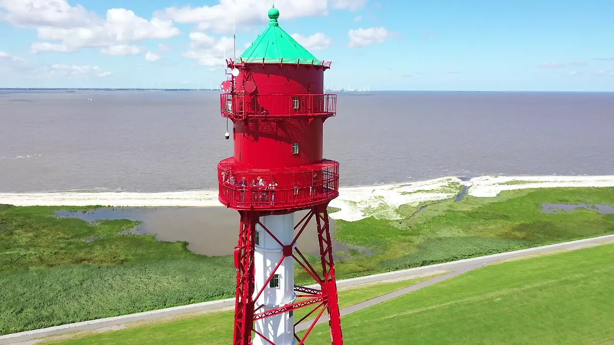 Schweben auf Wolke Sieben: Auf Deutschlands höchstem Leuchtturm in Campen (Landkreis Aurich) können Paare Candle-Light-Dinner buchen.