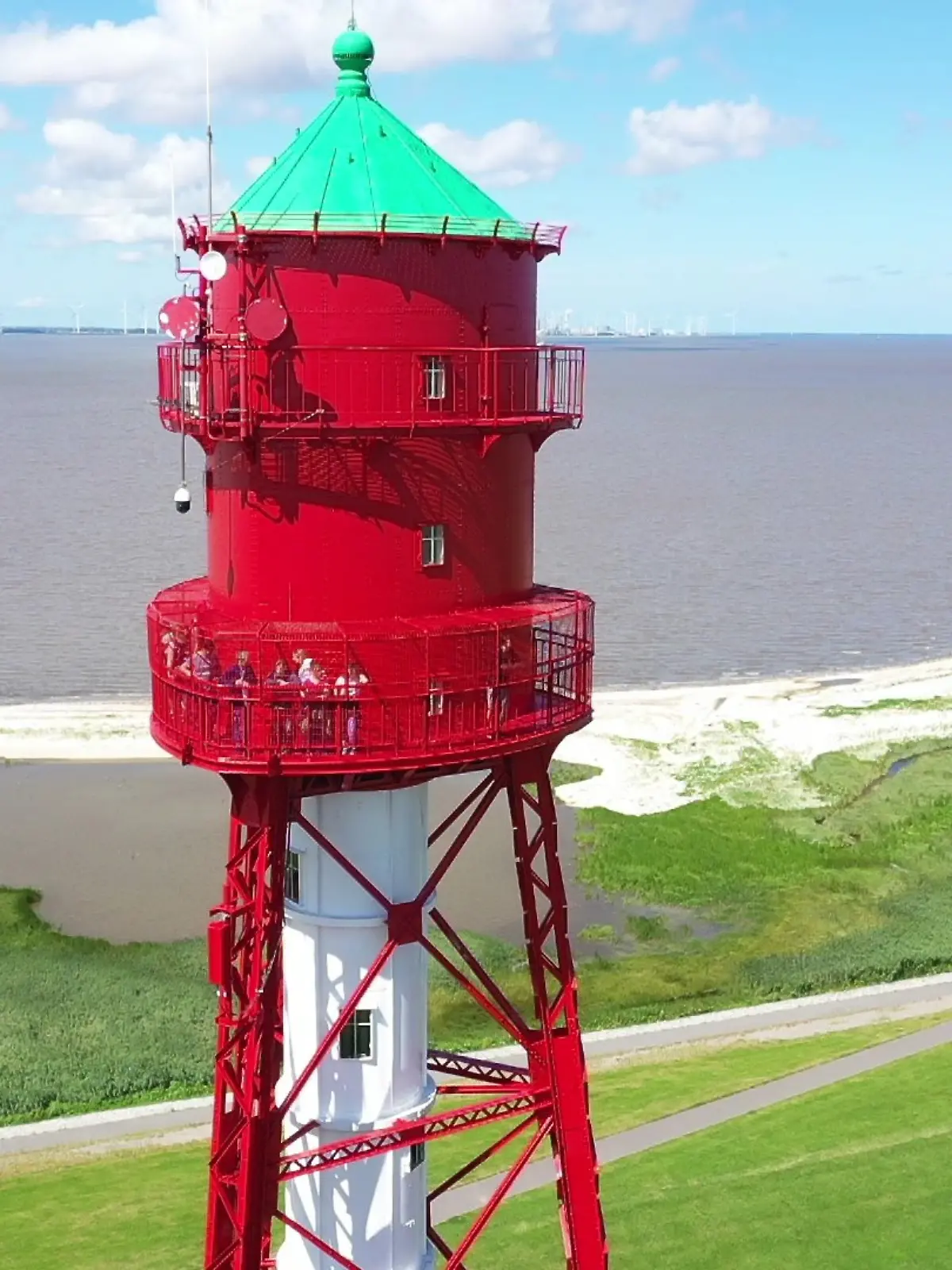 Schweben auf Wolke Sieben: Auf Deutschlands höchstem Leuchtturm in Campen (Landkreis Aurich) können Paare Candle-Light-Dinner buchen.