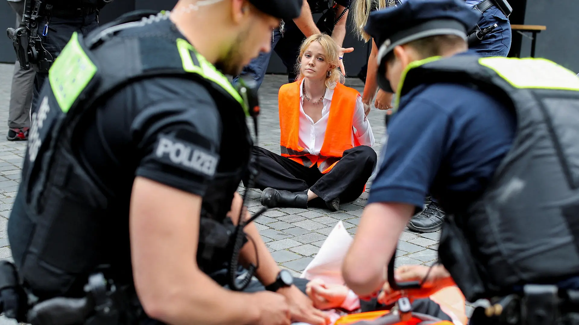 Climate Change activists of "Letzte Generation" (last generation) are detained by German police as they protest against the German Industry Day, hosted by the BDI (Federation of German Industries) industry association, in Berlin, Germany, June 19, 2023. REUTERS/Nadja Wohlleben TPX IMAGES OF THE DAY