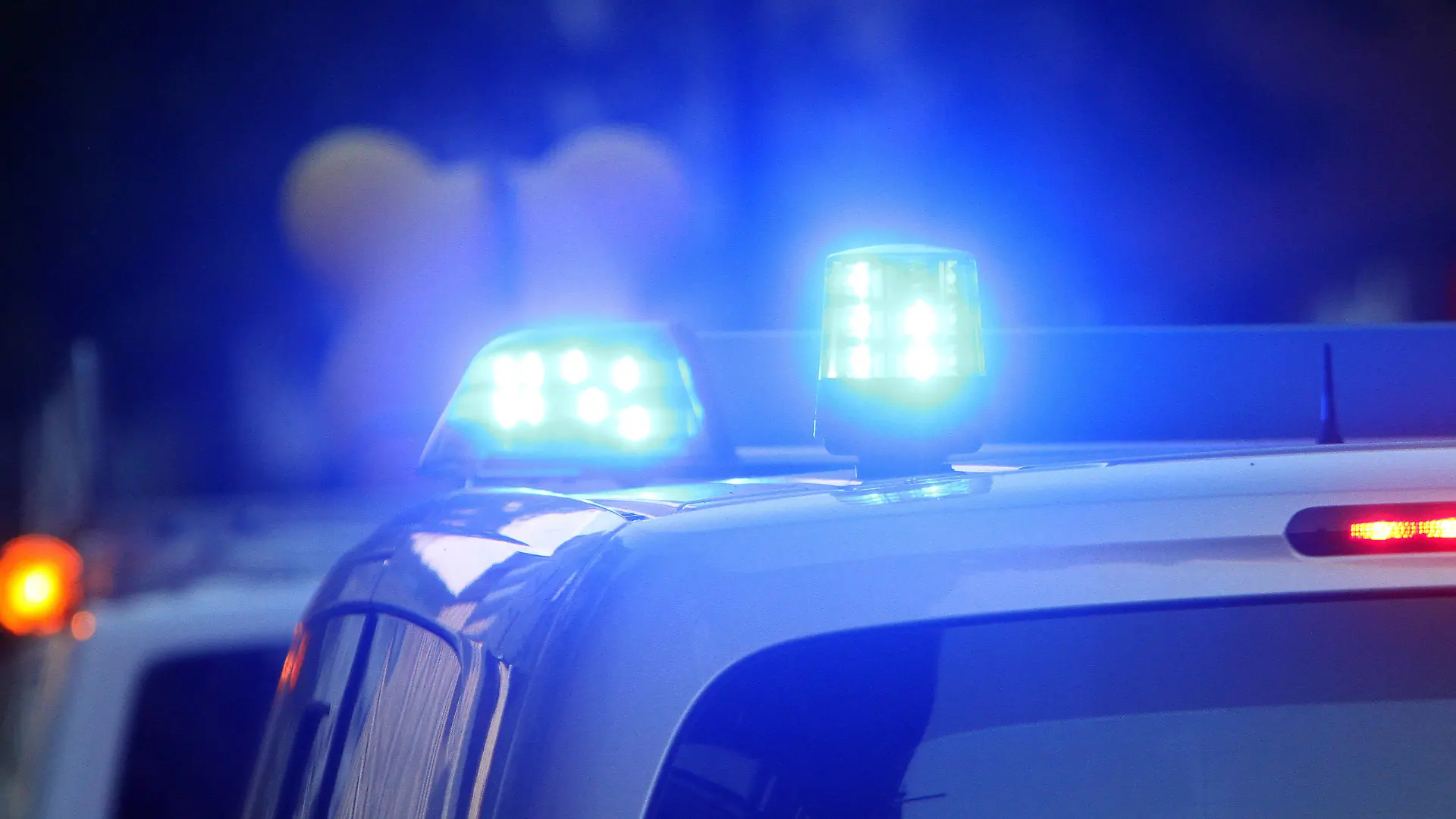 Einsatzwagen der Polizei fahren mit Blaulicht in der Innenstadt von Leipzig, Sachsen, Deutschland *** Police cars driving with blue light in the city centre of Leipzig, Saxony, Germany
