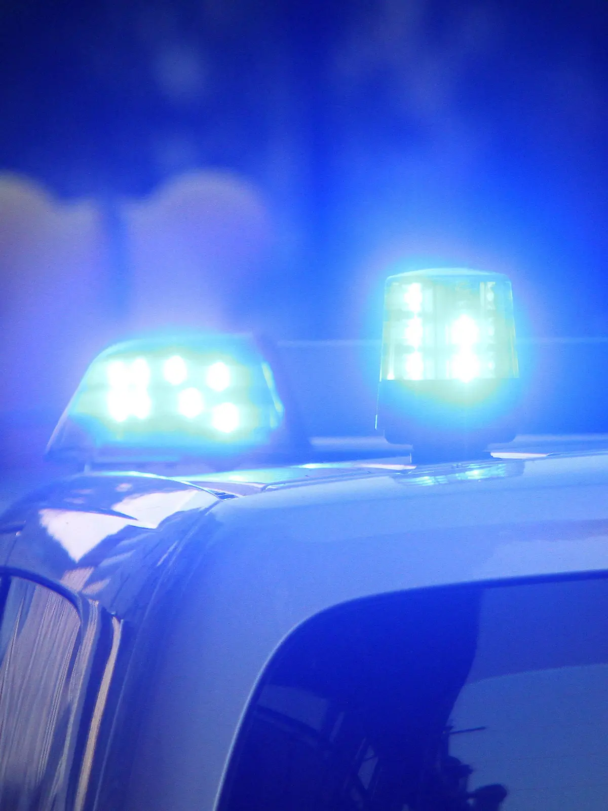  Einsatzwagen der Polizei fahren mit Blaulicht in der Innenstadt von Leipzig, Sachsen, Deutschland *** Police cars driving with blue light in the city centre of Leipzig, Saxony, Germany