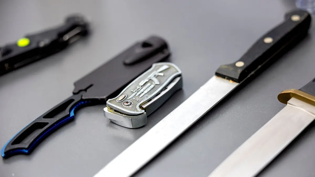 Das Mitführen von Waffen wie Messer ist in den Verbotszonen verboten. (Archivbild)