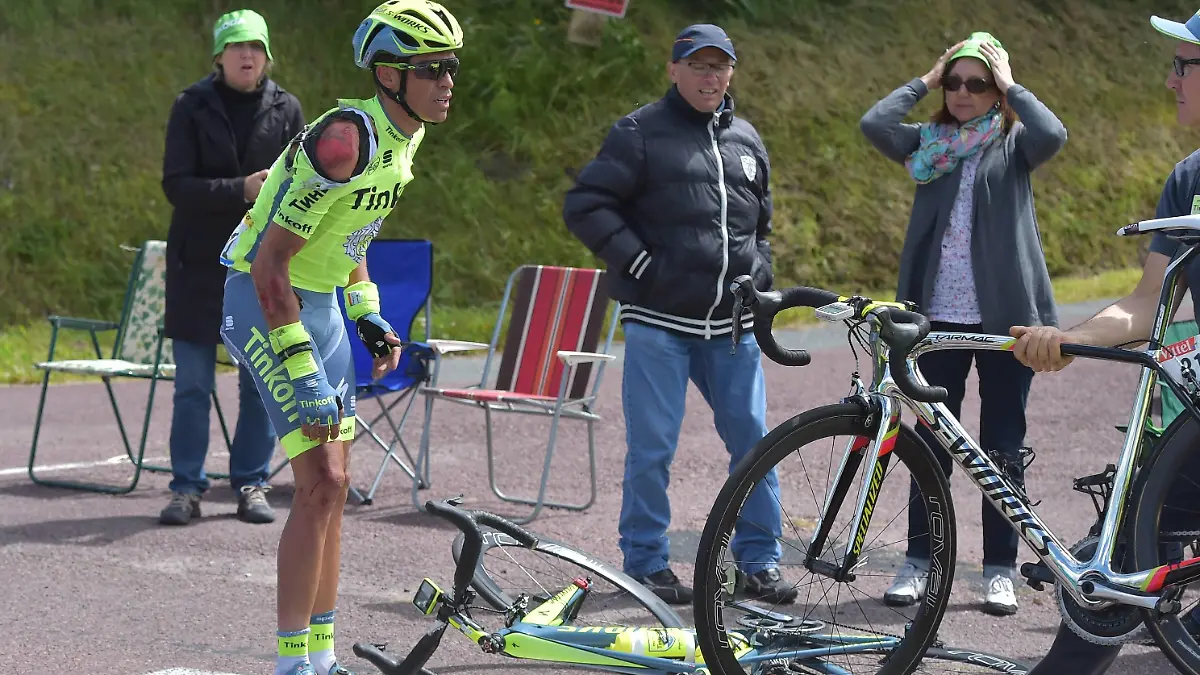 Tour de France - 1. Etappe, Sturz von Contador Tour de France - 1. Etappe, Sturz von Contador Spanish Alberto Contador of Tinkoff pictured after a fall during the first stage of the 103rd edition of the Tour de France cycling race, 188km from Mont-Saint-Michel to Utah Beach Sainte-Marie-du-Mont, Saturday 02 July 2016, France. This year s Tour de France takes place from July 2nd to July 24rth. DAVIDxSTOCKMAN PUBLICATIONxINxGERxSUIxAUTxONLY x04884184x
Tour de France 1 Stage Fall from Contador Tour de France 1 Stage Fall from Contador Spanish Alberto Contador of Tinkoff Pictured After A Case during The First Stage of The 103rd Edition of The Tour de France Cycling Race 188km From Mont Saint Michel to Utah Beach Sainte Marie You Mont Saturday 02 July 2016 France This Year s Tour de France takes Place From July 2nd to July  DAVIDxSTOCKMAN PUBLICATIONxINxGERxSUIxAUTxONLY