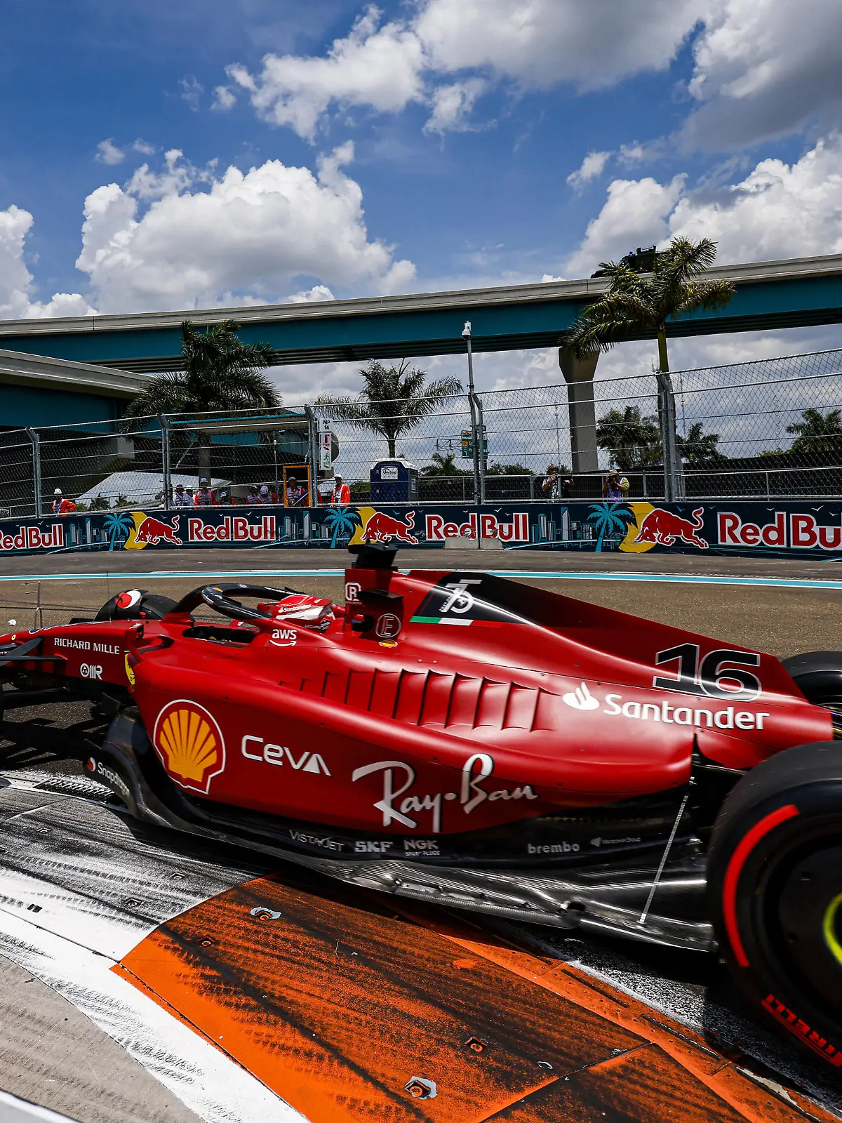 16 LECLERC Charles mco, Scuderia Ferrari F1-75, action during the Formula 1 Crypto.com Miami Grand Prix 2022, 5th round of the 2022 FIA Formula One World Championship, WM, Weltmeisterschaft on the Miami International Autodrome, from May 6 to 8, 2022 in Miami Gardens, Florida, United States of America - F1 - MIAMI GRAND PRIX 2022 DPPI/Panoramic PUBLICATIONxNOTxINxFRAxITAxBEL 00122013__DE_9923.JPG_ 
