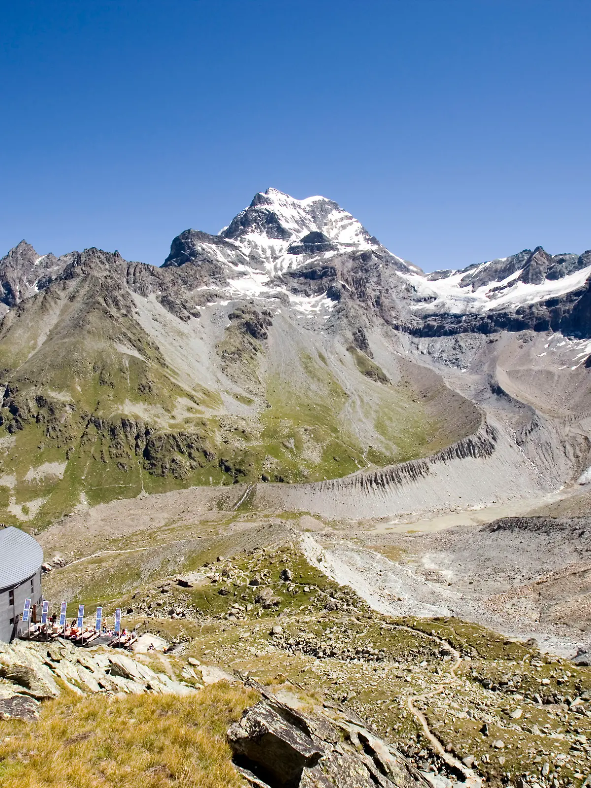 Die SAC-CAS-Berghuette „Cabane du Velan” (Schweizer Alpen Club SAC, Club Alpin Suisse CAS) auf 2642 m in der Naehe von Bourg-St-Pierre im Wallis und nahe des Mont Velan mit 3731 m, aufgenommen am 1. August 2007. 