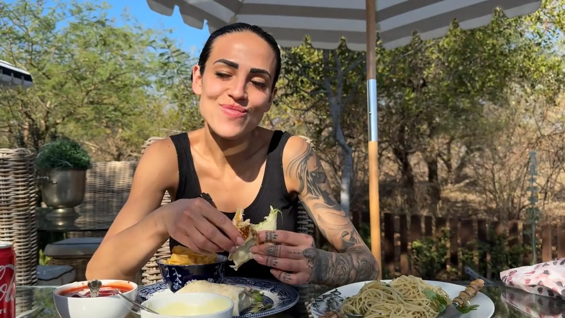 Nach ihrem Dschungel-Legenden-Aus lässt es sich Elena Miras erst einmal so richtig schmecken.