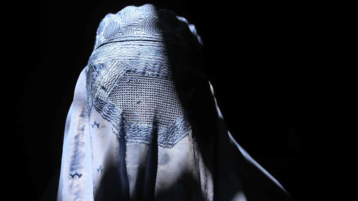ARCHIV - 08.08.2016, Afghanistan, Herat: Sonnenlicht fällt auf eine Frau, die eine Burka trägt. Italiens Regierungschef hat nach der Eroberung Kabuls durch die Taliban von den G20-Staaten gefordert, alles zu tun, um die Rechte von Frauen in Afghanistan zu schützen. (zu dpa "Italien: Mehr Einsatz von G20-Staaten für Rechte afghanischer Frauen") Foto: Jalil Rezayee/EPA/dpa +++ dpa-Bildfunk +++