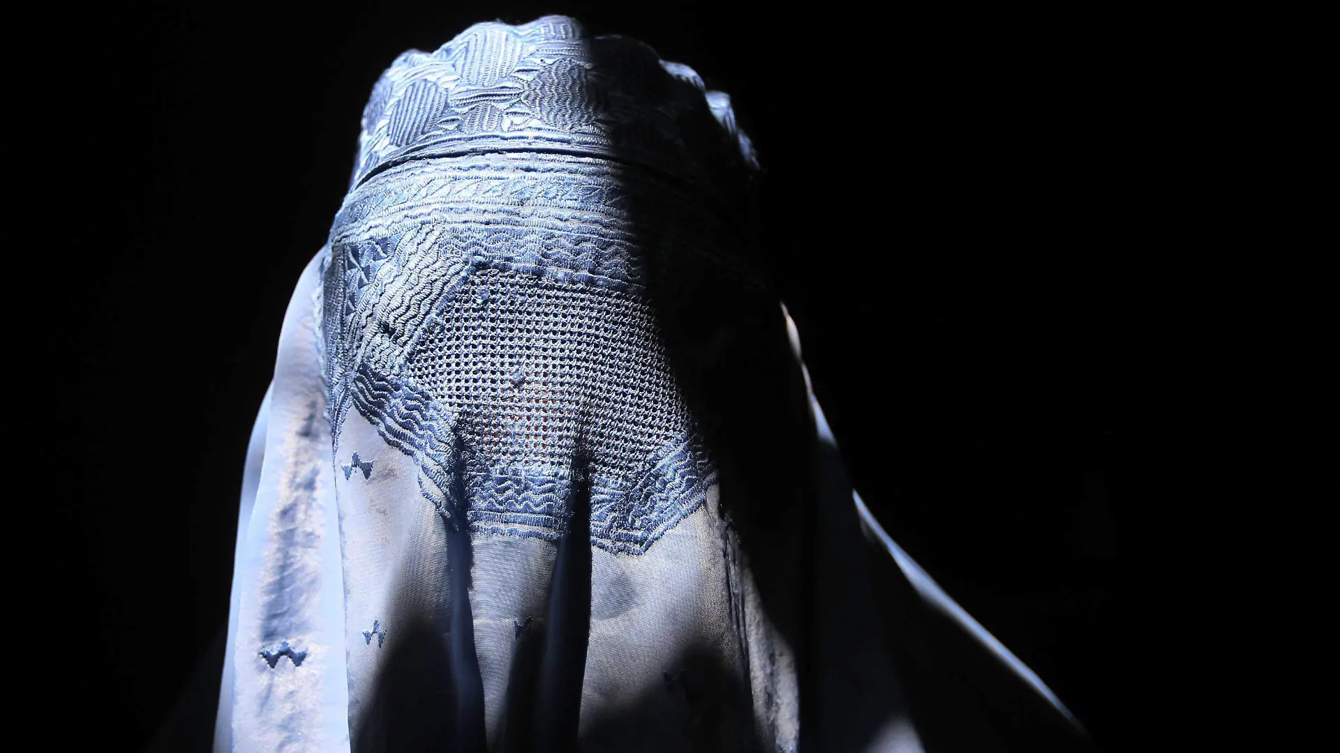 ARCHIV - 08.08.2016, Afghanistan, Herat: Sonnenlicht fällt auf eine Frau, die eine Burka trägt. Italiens Regierungschef hat nach der Eroberung Kabuls durch die Taliban von den G20-Staaten gefordert, alles zu tun, um die Rechte von Frauen in Afghanistan zu schützen. (zu dpa "Italien: Mehr Einsatz von G20-Staaten für Rechte afghanischer Frauen") Foto: Jalil Rezayee/EPA/dpa +++ dpa-Bildfunk +++