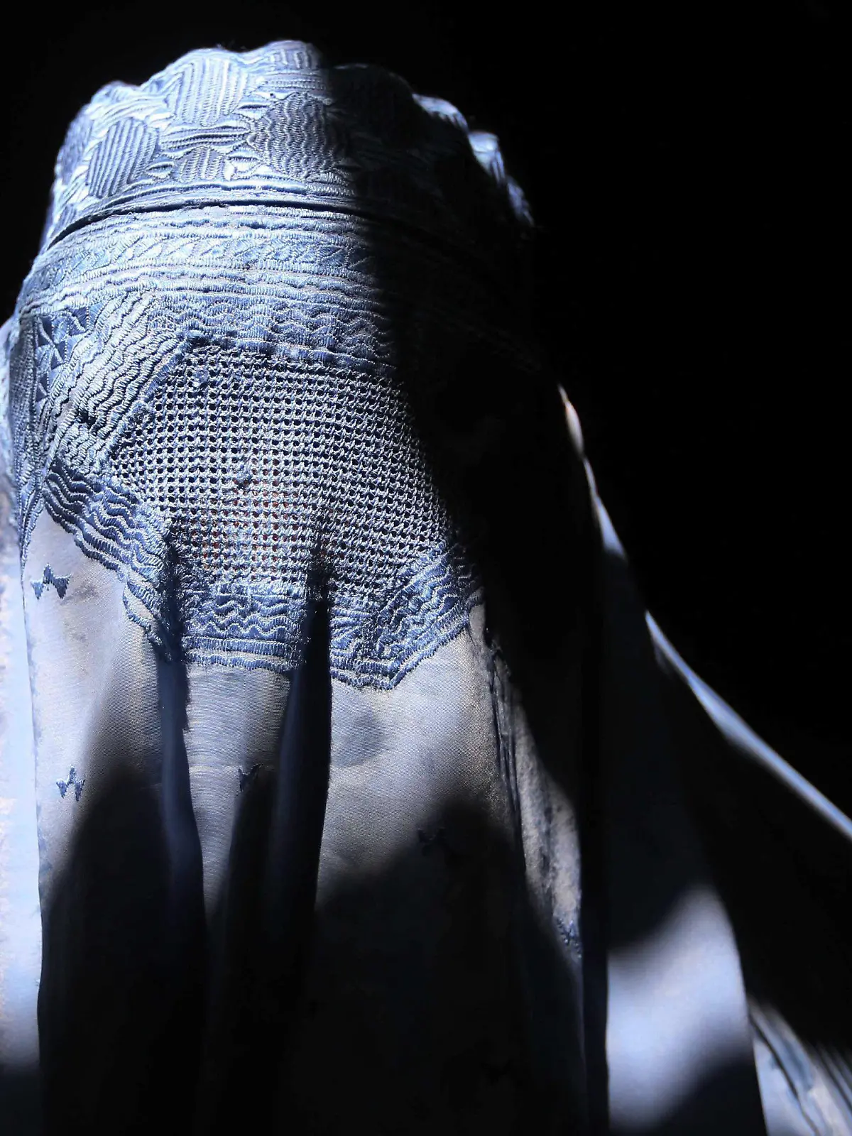 ARCHIV - 08.08.2016, Afghanistan, Herat: Sonnenlicht fällt auf eine Frau, die eine Burka trägt. Italiens Regierungschef hat nach der Eroberung Kabuls durch die Taliban von den G20-Staaten gefordert, alles zu tun, um die Rechte von Frauen in Afghanistan zu schützen. (zu dpa "Italien: Mehr Einsatz von G20-Staaten für Rechte afghanischer Frauen") Foto: Jalil Rezayee/EPA/dpa +++ dpa-Bildfunk +++