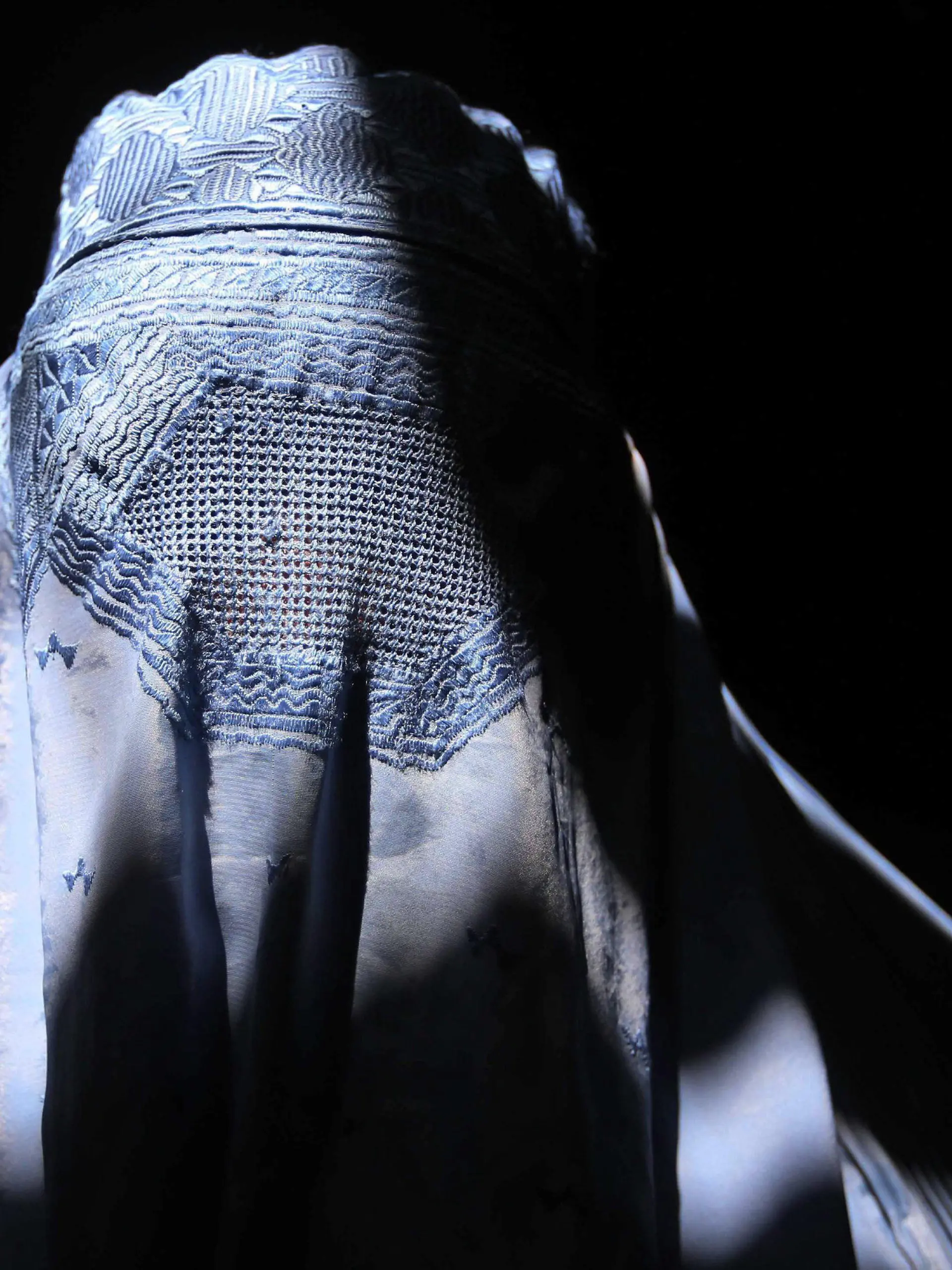 ARCHIV - 08.08.2016, Afghanistan, Herat: Sonnenlicht fällt auf eine Frau, die eine Burka trägt. Italiens Regierungschef hat nach der Eroberung Kabuls durch die Taliban von den G20-Staaten gefordert, alles zu tun, um die Rechte von Frauen in Afghanistan zu schützen. (zu dpa "Italien: Mehr Einsatz von G20-Staaten für Rechte afghanischer Frauen") Foto: Jalil Rezayee/EPA/dpa +++ dpa-Bildfunk +++