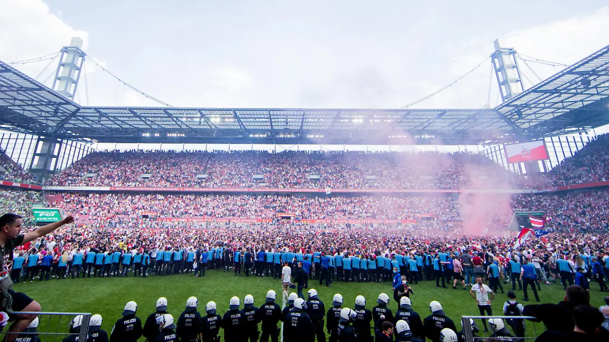 Fußball: Bundesliga, 1. FC Köln - VfL Wolfsburg, 33. Spieltag, RheinEnergieStadion. Kölner Fans haben den Platz gestürmt.
