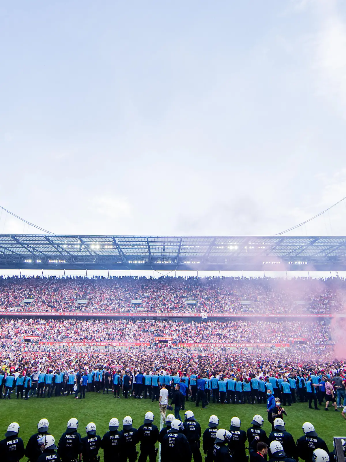 Fußball: Bundesliga, 1. FC Köln - VfL Wolfsburg, 33. Spieltag, RheinEnergieStadion. Kölner Fans haben den Platz gestürmt.