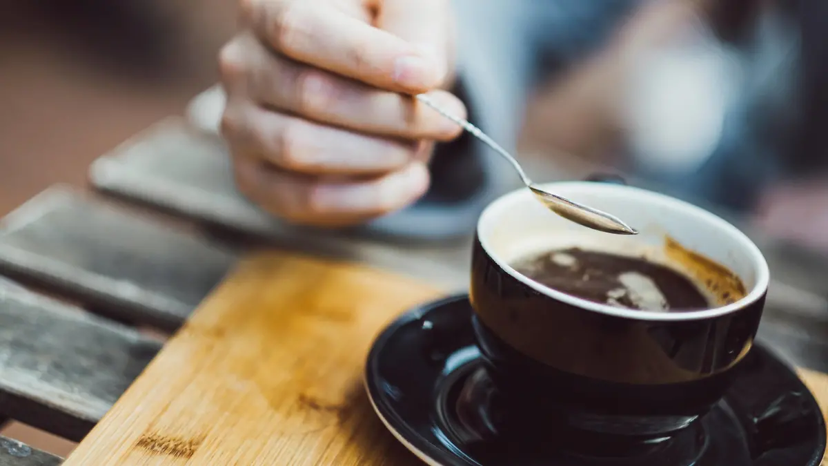 Mann rührt mit Löffel im Kaffee ESSEN UND TRINKEN / creative *** Man stirs with spoon in the cafe. EAT AND DRINK creative PUBLICATIONxINxGERxSUIxAUTxONLY Copyright: JonathanxSchöpsx/xPhotocase photocase_2374933