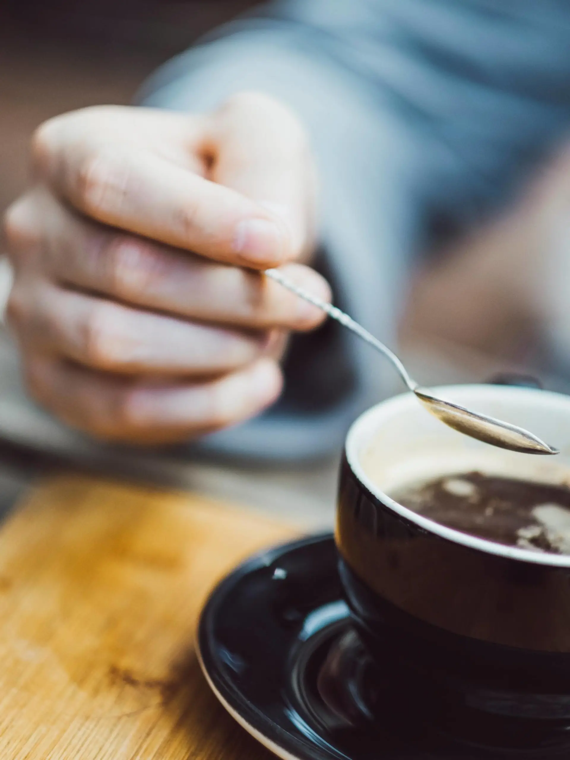 Mann rührt mit Löffel im Kaffee ESSEN UND TRINKEN / creative *** Man stirs with spoon in the cafe. EAT AND DRINK creative PUBLICATIONxINxGERxSUIxAUTxONLY Copyright: JonathanxSchöpsx/xPhotocase photocase_2374933  