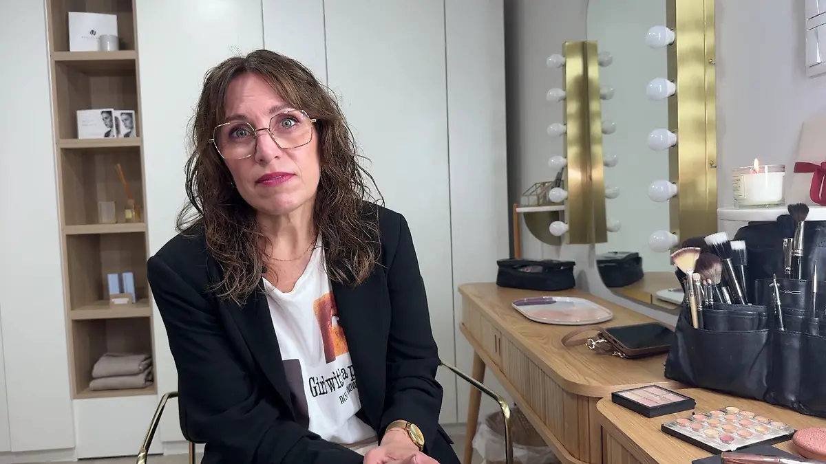 Im RTL-Interview hat uns Visagistin Monika Mages erklärt, dass wir selbst bei gebräunter Haut im Sommer nicht unbedingt zu ZU dunkler Foundation greifen sollten, weil uns genau das älter wirken lässt.