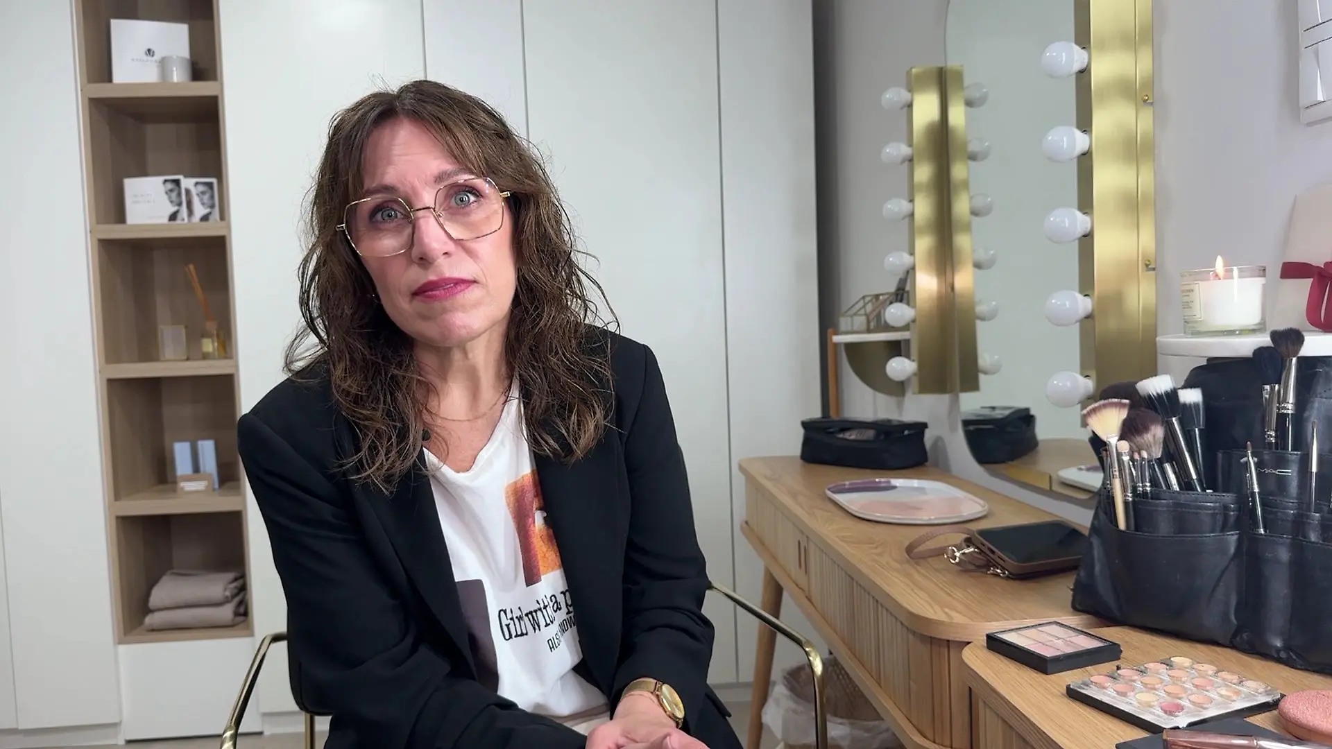 Im RTL-Interview hat uns Visagistin Monika Mages erklärt, dass wir selbst bei gebräunter Haut im Sommer nicht unbedingt zu ZU dunkler Foundation greifen sollten, weil uns genau das älter wirken lässt.