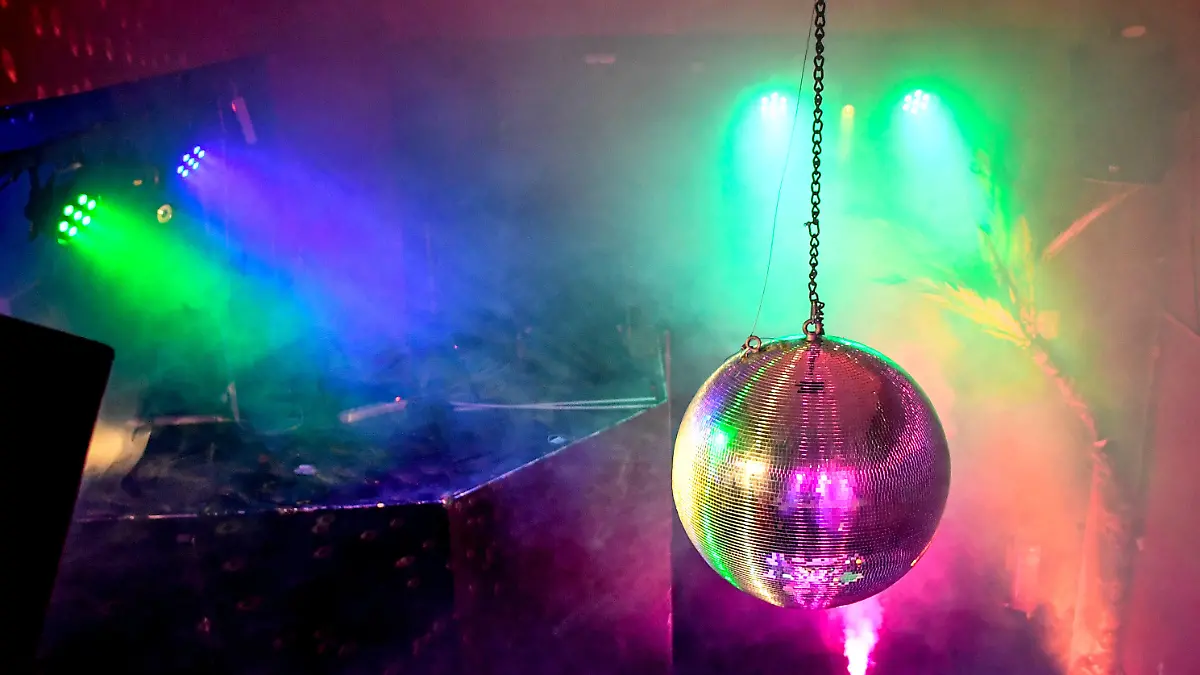 ARCHIV - 08.04.2020, Berlin: Eine Diskokugel dreht sich in einem Club und reflektiert das einfallende Licht der Scheinwerfer und Lampen. Clubs, Diskotheken, Bars - sie alle stehen in der Corona-Krise vor dem Abgrund. Die Aussichten auf eine baldige Öffnung sind gering. (zu dpa "Die Party ist vorbei: Clubs als Hotspots für das Coronavirus") Foto: Britta Pedersen/dpa-Zentralbild/dpa +++ dpa-Bildfunk +++