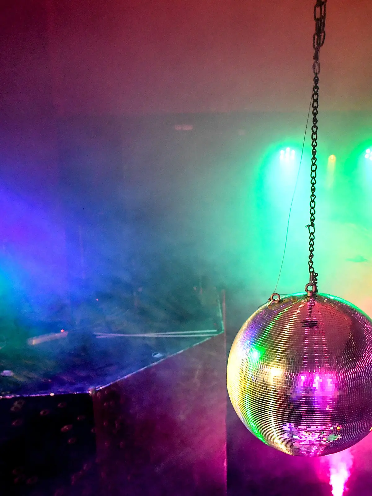 ARCHIV - 08.04.2020, Berlin: Eine Diskokugel dreht sich in einem Club und reflektiert das einfallende Licht der Scheinwerfer und Lampen. Clubs, Diskotheken, Bars - sie alle stehen in der Corona-Krise vor dem Abgrund. Die Aussichten auf eine baldige Öffnung sind gering. (zu dpa "Die Party ist vorbei: Clubs als Hotspots für das Coronavirus") Foto: Britta Pedersen/dpa-Zentralbild/dpa +++ dpa-Bildfunk +++