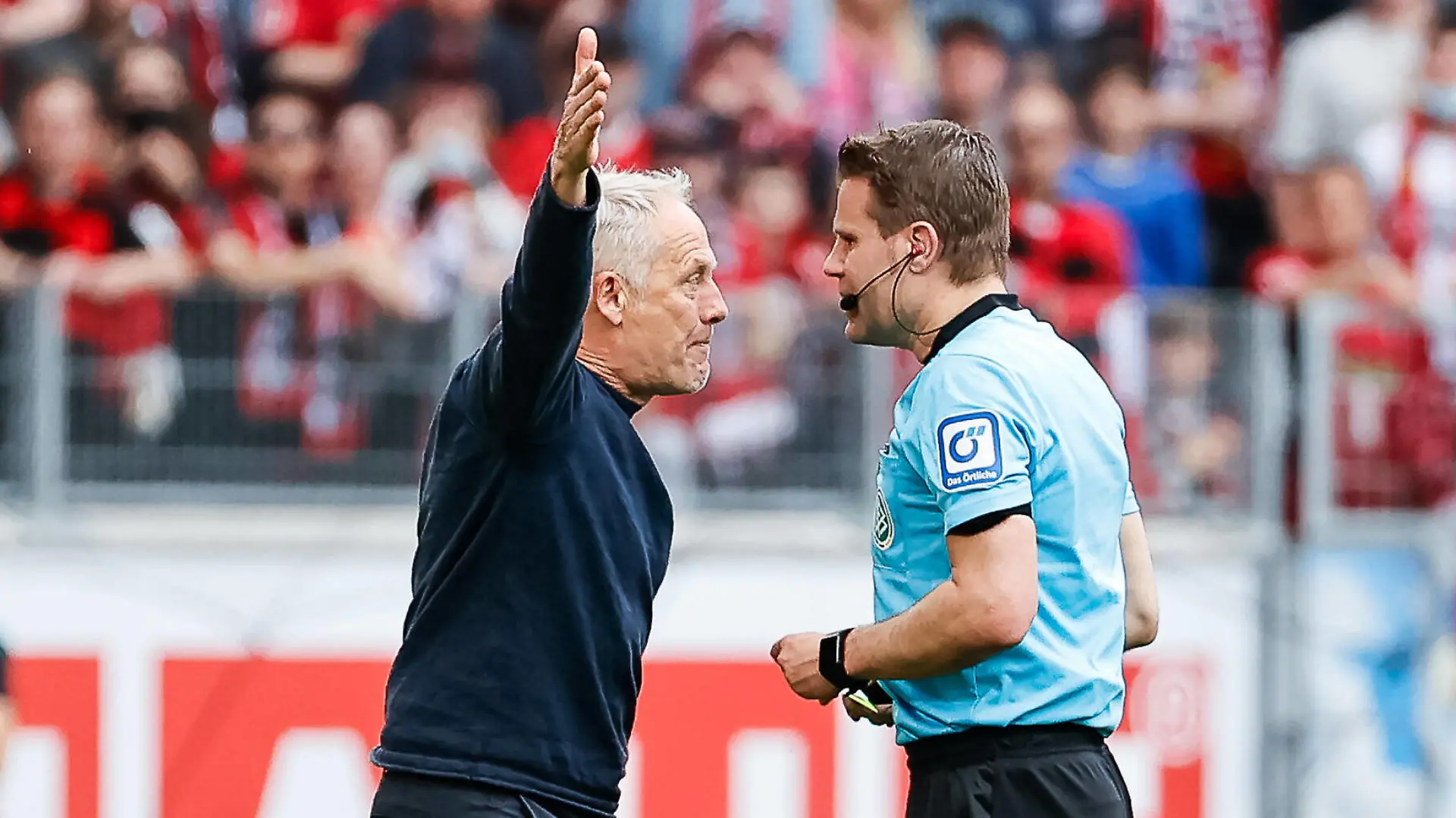 Christian Streich SC Freiburg, Trainer bekommt die gelbe Karte von Schiedsrichter Dr. Felix Brych , GER, SC Freiburg vs. 1. FC Union Berlin, Fussball, Bundesliga, 33. Spieltag, Spielzeit 2021/2022, 07.05.2022 DFL REGULATIONS PROHIBIT ANY USE OF PHOTOGRAPHS AS IMAGE SEQUENCES AND/OR QUASI-VIDEO. GER, SC Freiburg vs. 1. FC Union Berlin, Fussball, Bundesliga, 33. Spieltag, Spielzeit 2021/2022, 07.05.2022 Freiburg im Breisgau *** Christian Streich SC Freiburg, coach gets yellow card from referee Dr Felix Brych , GER, SC Freiburg vs 1 FC Union Berlin, Football, Bundesliga, 33 Spieltag, Spielzeit 2021 2022, 07 05 2022 DFL REGULATES PROHIBIT ANY USE OF PHOTOGRAPHS AS IMAGE SEQUENCES AND OR QUASI VIDEO GER, SC Freiburg vs 1 FC Union Berlin, Football, Bundesliga, 33 Spieltag, Spielzeit 2021 2022, 07 05 2022 Freiburg im Breisgau Copyright: xEibner-Pressefoto/GrantxHubbsx EP_GHS