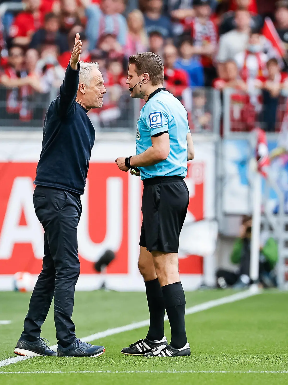  Christian Streich SC Freiburg, Trainer bekommt die gelbe Karte von Schiedsrichter Dr. Felix Brych , GER, SC Freiburg vs. 1. FC Union Berlin, Fussball, Bundesliga, 33. Spieltag, Spielzeit 2021/2022, 07.05.2022 DFL REGULATIONS PROHIBIT ANY USE OF PHOTOGRAPHS AS IMAGE SEQUENCES AND/OR QUASI-VIDEO. GER, SC Freiburg vs. 1. FC Union Berlin, Fussball, Bundesliga, 33. Spieltag, Spielzeit 2021/2022, 07.05.2022 Freiburg im Breisgau *** Christian Streich SC Freiburg, coach gets yellow card from referee Dr Felix Brych , GER, SC Freiburg vs 1 FC Union Berlin, Football, Bundesliga, 33 Spieltag, Spielzeit 2021 2022, 07 05 2022 DFL REGULATES PROHIBIT ANY USE OF PHOTOGRAPHS AS IMAGE SEQUENCES AND OR QUASI VIDEO GER, SC Freiburg vs 1 FC Union Berlin, Football, Bundesliga, 33 Spieltag, Spielzeit 2021 2022, 07 05 2022 Freiburg im Breisgau Copyright: xEibner-Pressefoto/GrantxHubbsx EP_GHS
