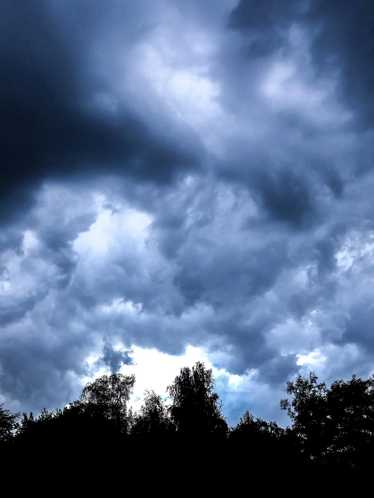 Schwere Sommergewitter in der Stadt Die Stadt Essen beim eintreffen erster Gewitter und starken Regenfällen und heftigen Sturmböen die sich über ganz Nordrhein-Westfalen ausgebreitet hatten. Essen Nordrhein-Westfalen Deutschland *** Heavy summer thunderstorms in the city The city of Essen on the arrival of the first thunderstorms and heavy rainfall and heavy squalls that had spread across the whole of North Rhine-Westphalia Essen North Rhine-Westphalia Germany