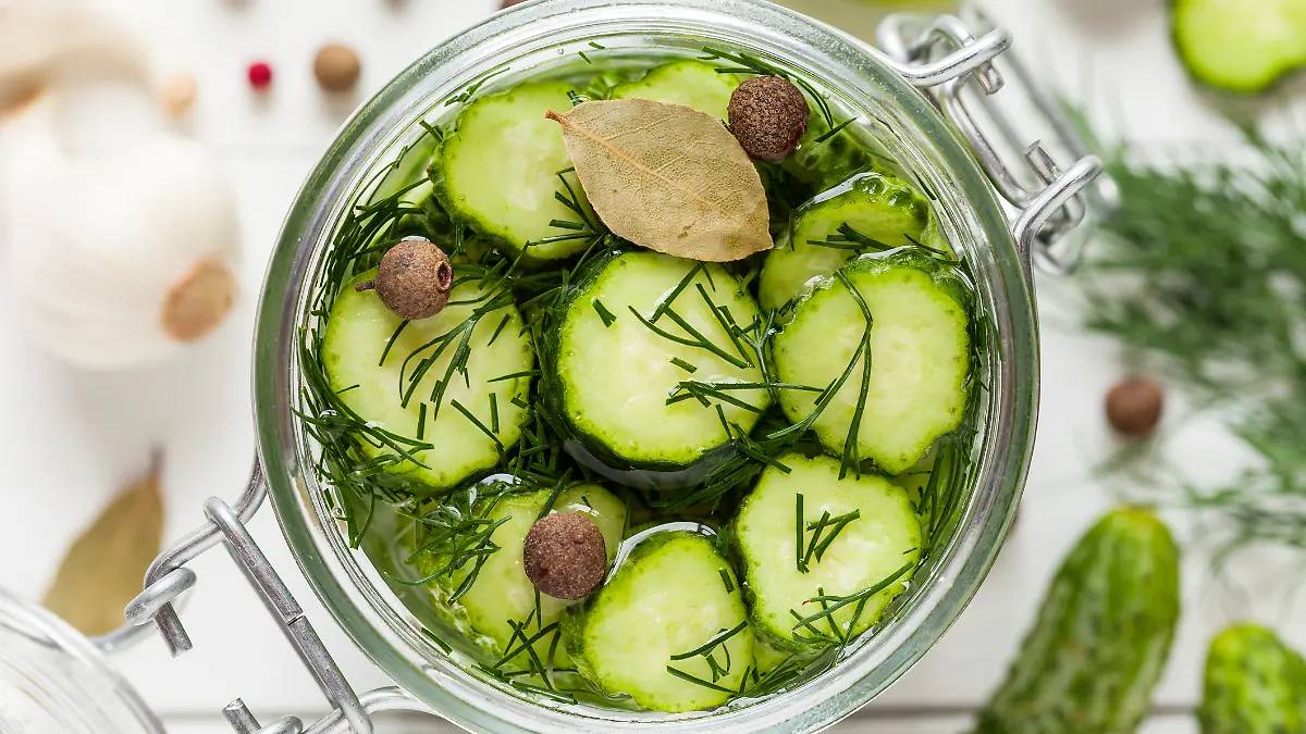 Gurkensalat im Glas