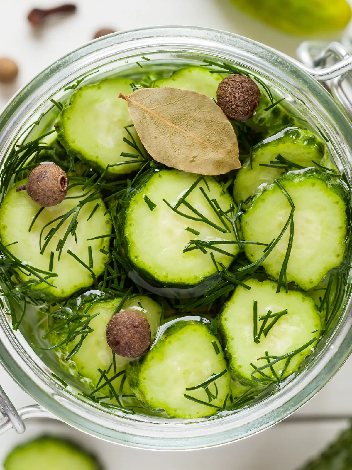 Gurkensalat im Glas